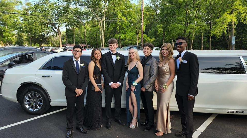 How to Choose the Right Limo for Your Prom Group Size